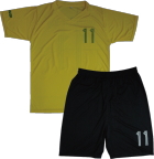 オーダーメイドで作成した黄色のサッカー用シャツと黒のパンツ